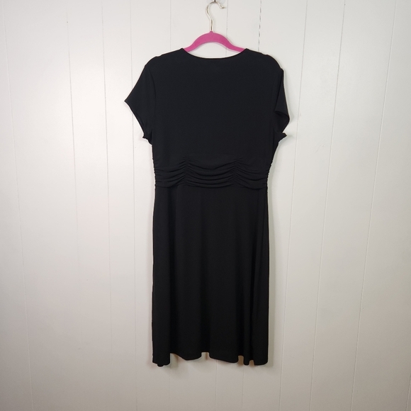 Ann Taylor Black V-Neck Stretch Dress Ruched Waist Short Sleeve Size 14 Dressy - Picture 4 of 7